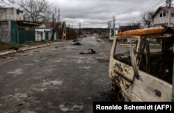 Тіла мирних жителів лежать на вулиці після відступу російської армії. Буча, 2 квітня 2022 року