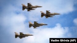 Винищувачі F-16 Повітряних сил Румунії, 22 травня 2024 року. Нідерланди і Данія вже заявили, що вони не проти застосування F-16, які передадуть Україні, для ударів по військових цілях у Росії