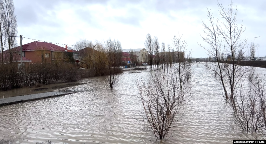 &quot;Ақтөбе су қоймасына бір тәулікте 150 млн текше метрден астам су құйылған. Су қоймасы мұндай көп мөлшердегі суды сиғыза алмайды. Қалаға қауіп төніп тұр. Сол себепті Ақтөбе су қоймасына жиналған суды Елек өзеніне жіберу туралы шешім қабылданды&quot; деді Ақтөбе қаласының әкімі Азамат Бекет.