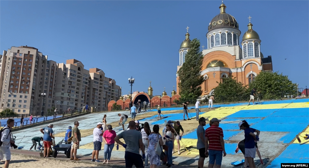 За дві години акції учасники розфарбували половину прапора