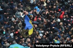 Зіткнення учасників проукраїнського мітингу проти сепаратизму в Криму з проросійськими активістами біля Верховної Ради АР Крим, Сімферополь, 26 лютого 2014 року