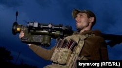 «Пікассо», боєць 38-го зенітно-ракетного полку, тримає ПЗРК FIM-92 Stinger