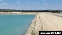 Відхід дзеркала води від греблі Білогірського водосховища. Крим, архівне фото