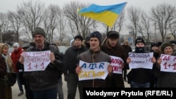 Учасники проукраїнської акції на захист свободи слова у Криму та проти тиску на кримськотатарський телеканал АТР. Крайній зліва – кримський український активіст Леонід Терлецький. Сімферополь, Крим, 10 березня 2014 року