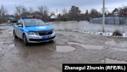 Су басқан үйлерді күзетіп тұрған полиция көлігі. Ақтөбе, 29 наурыз, 2024 жыл.