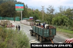 Etnik ermənilər Rusiya sülhməramlıları və Azərbaycan sərhədçilərinin nəzarətində olan Laçın keçid məntəqəsində yük maşını ilə Dağlıq Qarabağdan Ermənistana köçürlər.