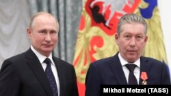 Rusiya Prezidenti Vladimir Putin (solda) Ravil Maqanovun "Aleksandr Nevski Ordeni" ilə təltif edib, arxiv fotosu 