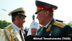 Представник президента РФ в Сибірському федеральному окрузі Сергій Меняйло, митрополит Сімферопольський і Кримський УПЦ (МП) Лазар і в.о. командувача військами Південного військового округу Олександр Дворников (зліва направо). Севастополь, 31 липня 2016 року