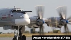 Rusiyanın Tu-95MC strateji bombardmançısı Engels aerodromunda (Arxiv fotosu)