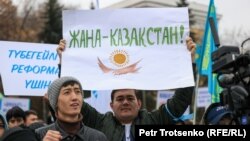 "Тоқаевты қолдау" митингісіне жиналған халық. Алматы, 19 наурыз 2022 жыл. 