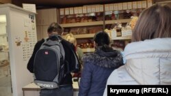 Черга у хлібному відділі продуктового магазину у Севастополі. Архівне фото