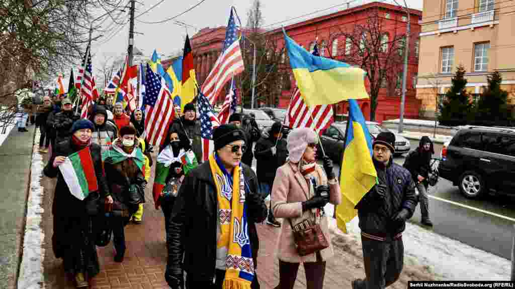 Учасники зібралися у парку біля пам&rsquo;ятника Тарасу Шевченку та пройшлися ходою до майдану Незалежності