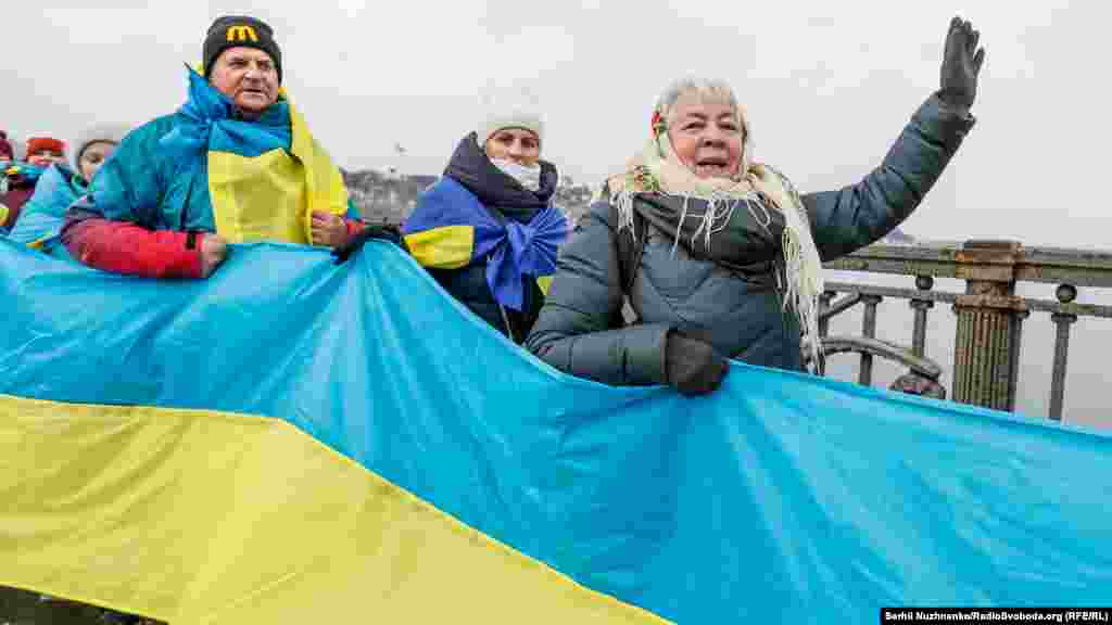 Люди радо вітали автівки, що проїздили повз. Своєю чергою, водії відповідали сигналами та кричали привітання у відкриті вікна