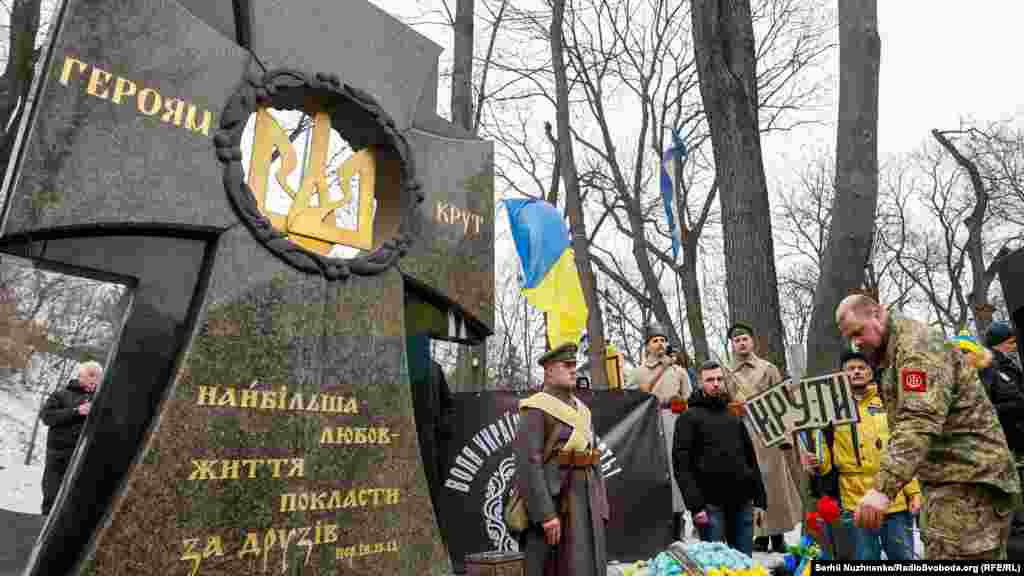 Активісти поклали квіти до пам&rsquo;ятного хреста Героям Крут встановленого на Аскольдовій могилі, а священники відслужили панахиду за загиблими студентами