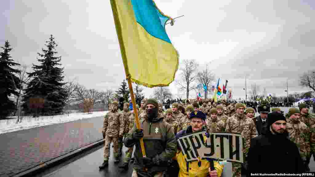 У Києві декілька сотень людей, представників різних громадських і патріотичних організацій, взяли участь у вшануванні пам&rsquo;яті героїв Крут. Вони пройшли ходою від станції метро &laquo;Арсенальна&raquo; до Аскольдової могили, де похована частина крутян