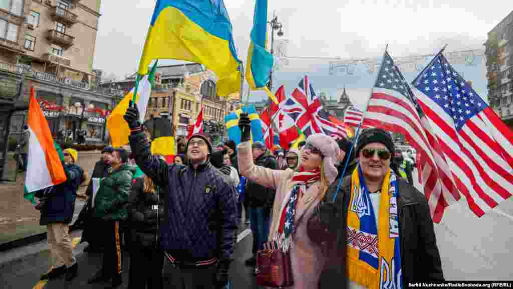 Також організатори закликали учасників акції &laquo;принести свої національні прапори чи зробити плакат&raquo;