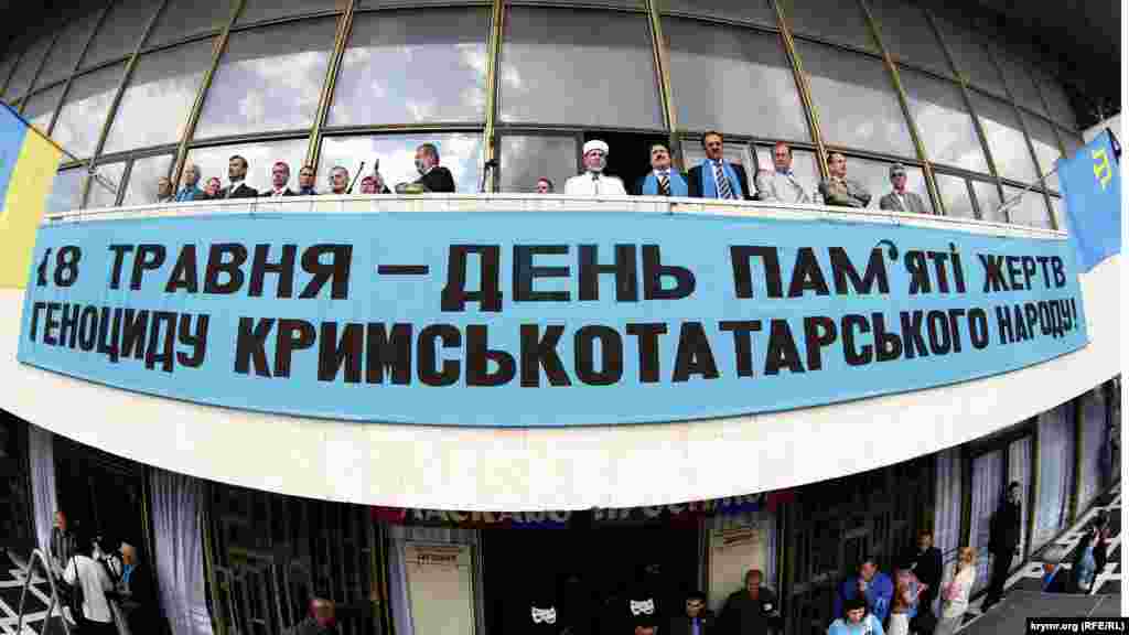 2010 рік. Напис на транспаранті: &laquo;18 травня &ndash; день пам&#39;яті жертв геноциду кримськотатарського народу&raquo;