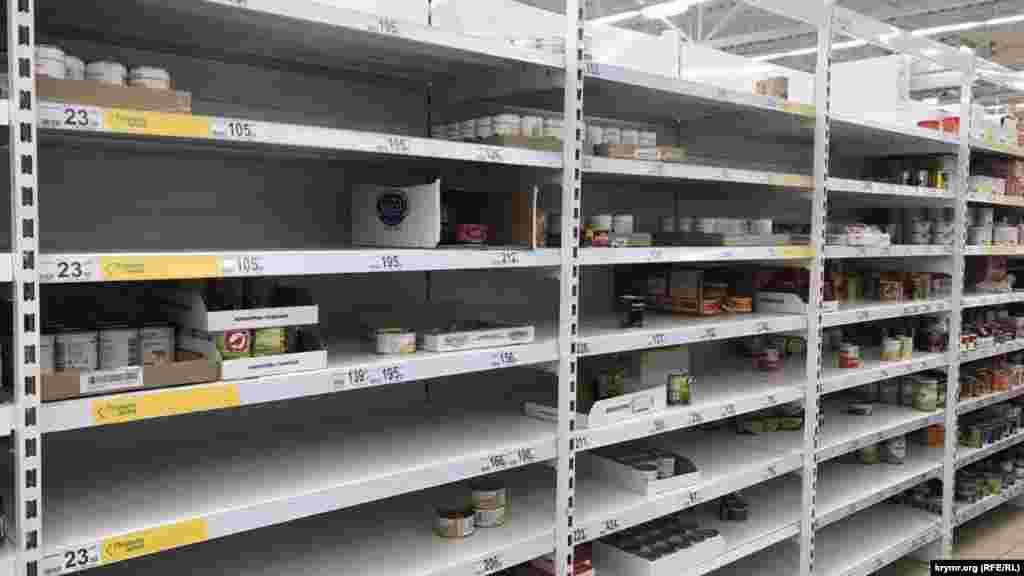 А полиці, де ще недавно лежали продукти, стали напівпорожніми