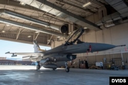 Винищувач F-16 в ангарі на авіабазі Холломан, 18 вересня 2019 року