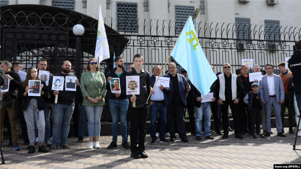 Учасники акції в Києві тримали в руках фото ув&#39;язнених в анексованому Криму кримських татар, а також українську і кримськотатарську символіку