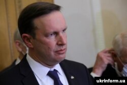 Член делегації Сенату США Кріс Мерфі (демократ, Коннектикут) під час брифінгу в рамках візиту до України, Київ, 17 січня 2022 року