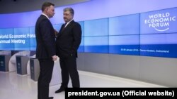 Президент України Петро Порошенко (праворуч) і президент Польщі Анджей Дуда. Давос, 26 січня 2018 року