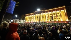 Парламент сайлауының ресми қорытындысына наразылық митингісіне қатысушылар. Тбилиси, 28 қазан, 2024 жыл.