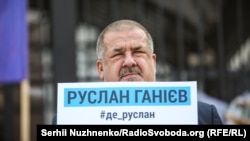 Где крымчане? Под посольством России требовали найти пропавших в Крыму (фоторепортаж)