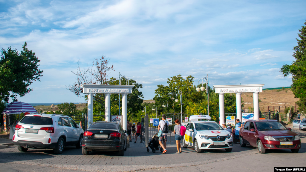 Головний вхід до парку імені Ахматової заставлений машинами