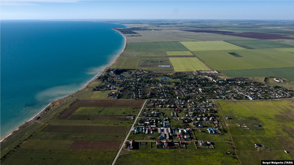 Курортне село Берегове Бахчисарайського району та його околиці біля узбережжя затоки Чорного моря