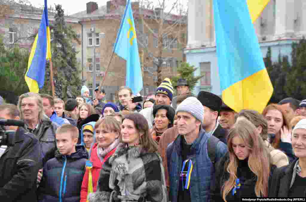 Активісти, які прийшли на мітинг на центральній площі Сімферополя