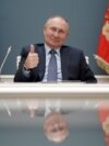 Президент России Владимир Путин по видеосвязи принимает участие в церемонии закладки фундамента третьего реактора атомной электростанции «Аккую» в Турции, 10 марта 2021 года