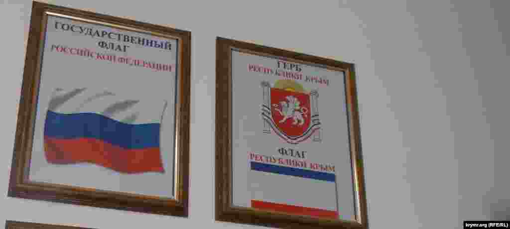 Стенди з російською символікою в українській школі-гімназії. Через анексію півострова кримських дітям в цій школі довелося змінити мову навчання з української на російську