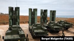 Бойові розрахунки ЗРК С-400 «Тріумф» у Севастополі, 13 січня 2018 року