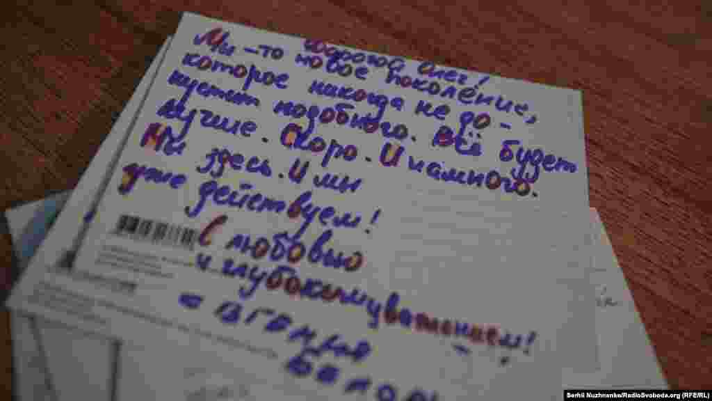 В рамках кинопоказа зрители подписывали открытки Сенцову, который голодает в российской колонии уже более 130 дней