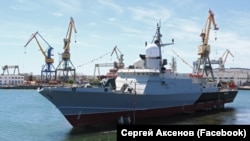 Церемонія спуску на воду малого ракетного корабля (МРК) проєкту 22800 «Циклон» на суднобудівному заводі «Залив». Керч, липень 2020 року