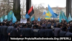 Взяти участь у мітингу проти сепаратизму закликали також своїх прихильників українські політичні та громадські організації, Сімферополь, 27 лютого 2014 р.