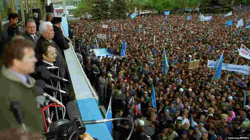 Мустафа Джемілєв на мітингу пам&#39;яті жертв депортації. Крим, 18 травня 1999 року