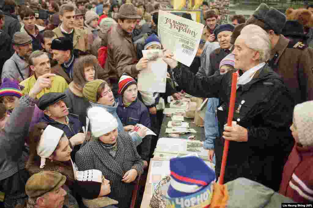 Київ, 30 листопада 1991 року. Під час агітації в центрі української столиці у переддень Всеукраїнського референдуму за незалежність України. На референдумі 1 грудня український народ підтвердив прагнення жити в незалежній державі &ndash; 90,32% його учасників відповіло: &laquo;Так&raquo;