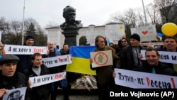 Акція у Криму біля пам'ятника Тарасу Шевченку в Сімферополі проти агресії Росії щодо України. Сімферополь, 9 березня 2014 року