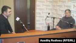 Cavid Zeynallı və Həmid Herisçi Azadlıq Radiosunun Bakı bürosunda