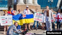 Протест проти російської окупації частини території Грузії. Київ, Майдан Незалежності, 18 липня 2015 року