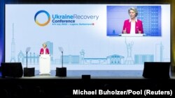 Еуроодақ комиссиясының басшысы Урсула фон дер Ляйен Украинаны қалпына келтіру туралы халықаралық конференцияда сөйлеп тұр. Лугано, Швейцария, 4 шілде 2022 жыл