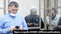 Адвокат Едем Семедляєв (ліворуч) і фігуранти білогірської «справи Хізб ут-Тахрір» Різа Омеров та Енвер Омеров