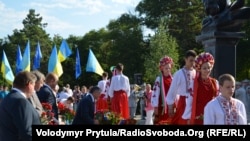 Керівництво Криму зібралося на святкування Дня державного прапора України в Сімферополі, біля пам'ятника Тарасу Шевченку, 23 серпня 2013 року