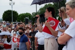 Світлана Тихановська із соратницями на мітингу в Речиці, 26 липня 2020 року