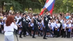 Триколоры и военные. Первый звонок в школе Севастополя (видео)