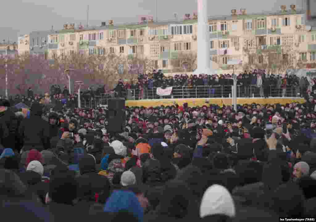 Запроваджений надзвичайний стан не зупинив протестувальників в Актау. Люди скандували &laquo;Уряд у відставку&raquo; та &laquo;Старий, йди геть&raquo;, вимагаючи від Нурсултана Назарбаєва остаточно піти з політики