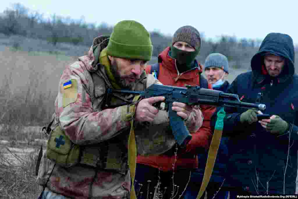 Cпершу керівник одеської &laquo;Самооборони&raquo; Валерій Начвінов показав учасникам бойову стійку для стрільби стоячи