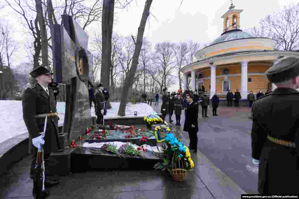 Вранці Президент Володимир Зеленський вшанував пам&rsquo;ять Героїв Крут. У церемонії також взяли участь керівник Офісу Президента Андрій Єрмак, міністр оборони Олексій Резніков, головнокомандувач Збройних сил України Валерій Залужний і курсанти вищих військових навчальних закладів